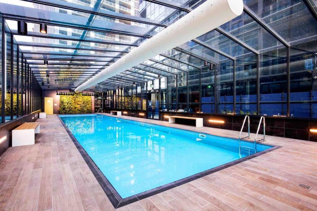 Modern 3 Bedroom Apartment In Southbank — Photos 1