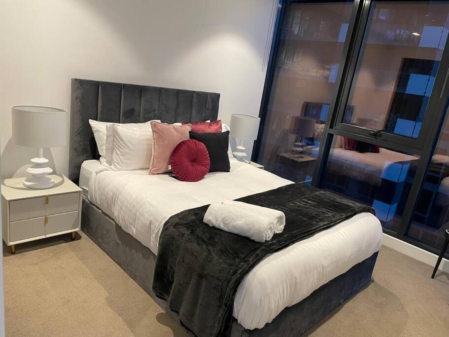 Modern 3 Bedroom Apartment In Southbank — Photos 2